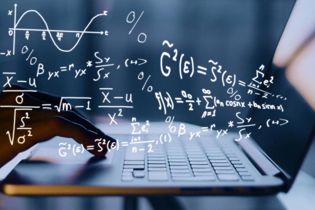 Laptopon gépelő kéz, fölötte lebegő matematikai képletek
