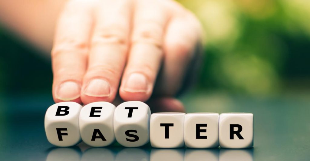 Kéz betűs kockákat forgat: a FASTER szóból BETTER lesz